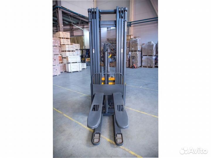 Штабелёр с площадкой