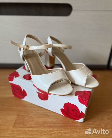 Босоножки женские