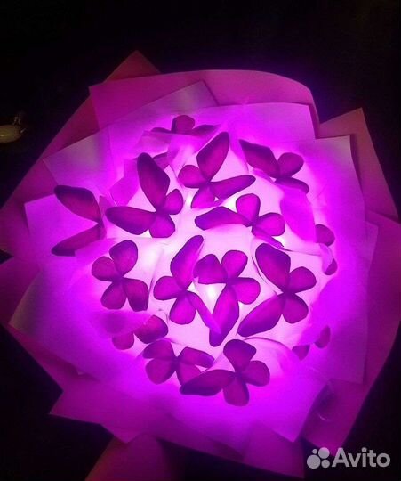 Нежный светящийся букет из бабочек