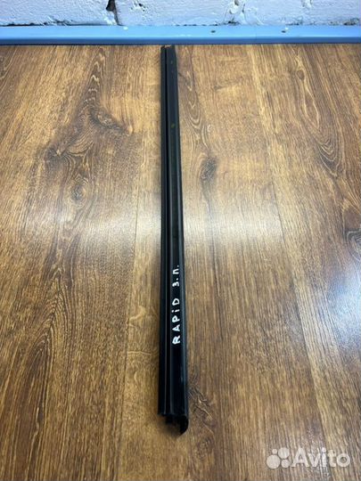 Уплотнитель стекла двери задний правый Skoda Rapid