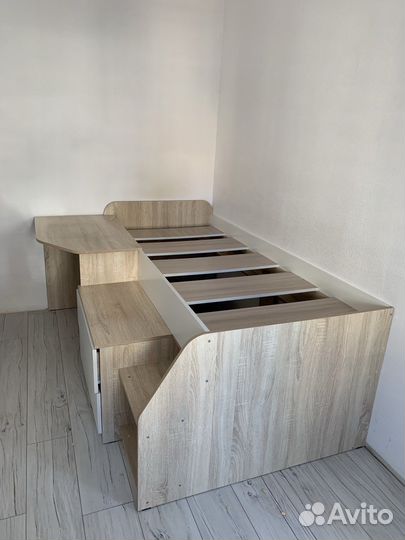 Кровать-чердак со столом