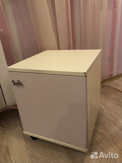 Тумба прикроватная на колесах