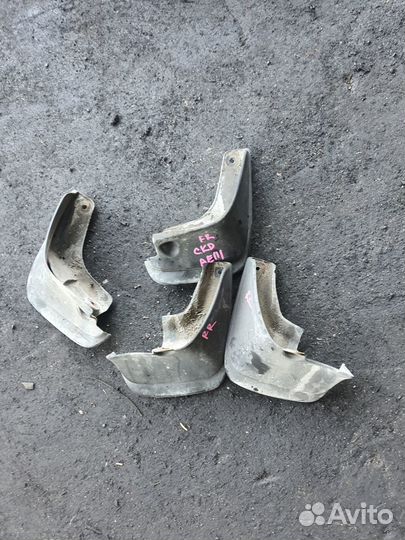 Брызговик лево c Toyota Sprinter Carib AE111G 4A-F