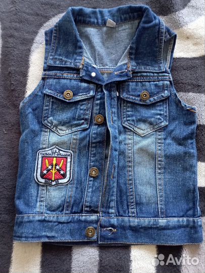 Джинсовая куртка безрукавка