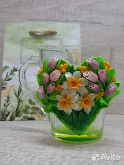 Тюльпаны, мимоза и нарцисс. Кружка с декором 250мл