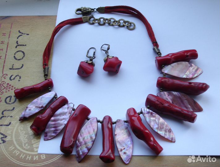 Колье из натуральных кораллов и перламутра