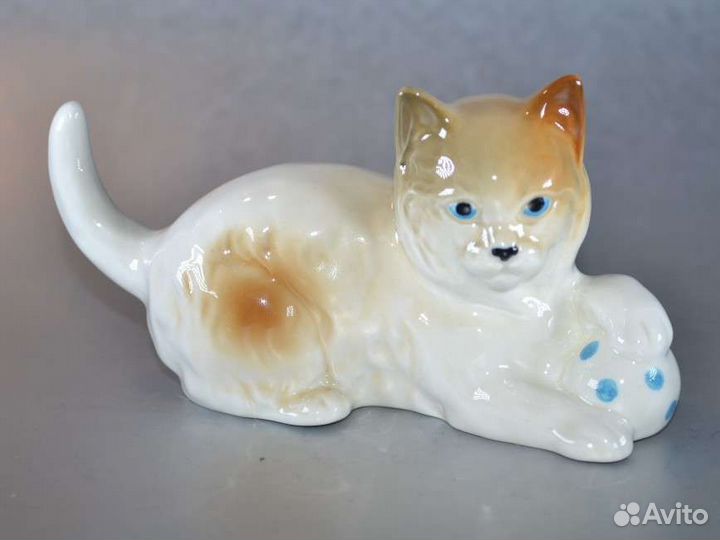 Котёнок с мячом фарфоровая статуэтка