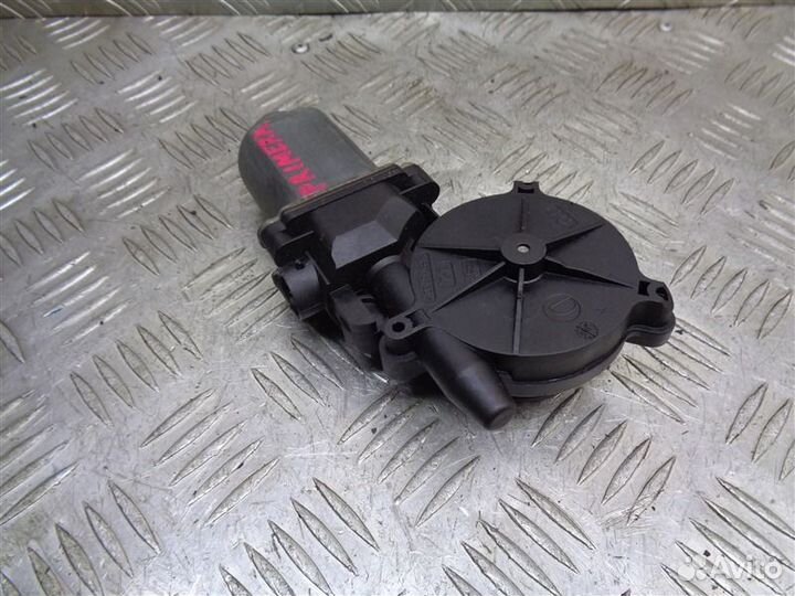 Моторчик стеклоподъемника задний левый Nissan