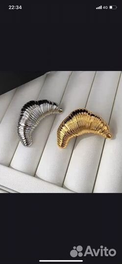 Брошь круассан