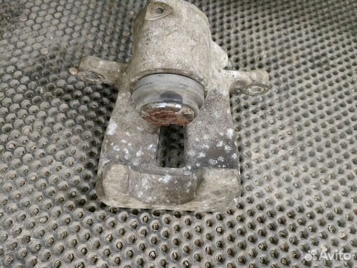 Суппорт тормозной задний правый Volkswagen Passat