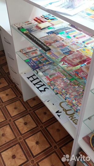 Стол и витрины