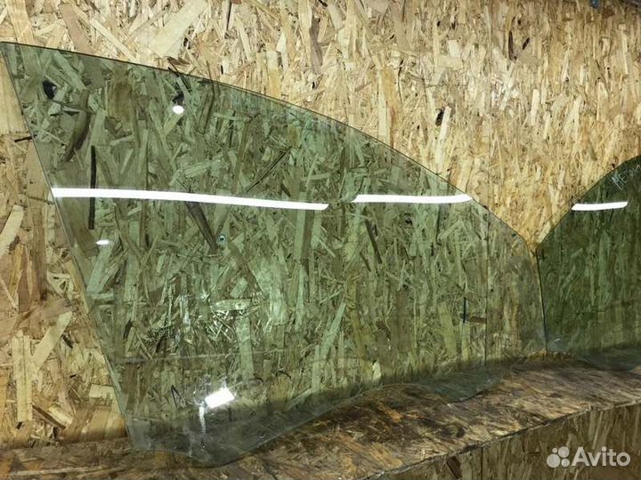 Стекло двери переднее правое Renault Megane 2