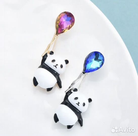 Стильная брошь панда