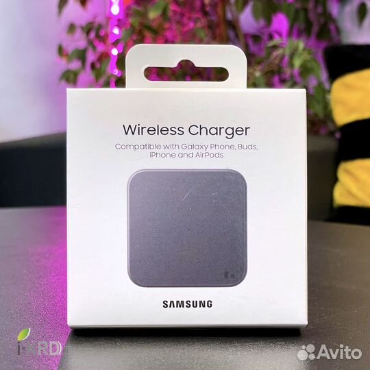 Беспроводная зарядка Samsung EP-P1300 черная