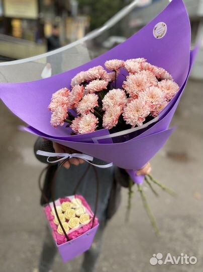 Шоколадные розы с розовой хризантемой