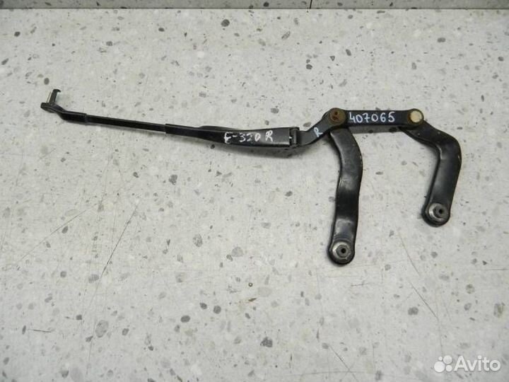 Поводок стеклоочистителя передний правый Mercedes