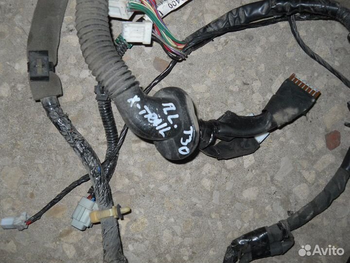 T30 Коса двери передняя левая Nissan