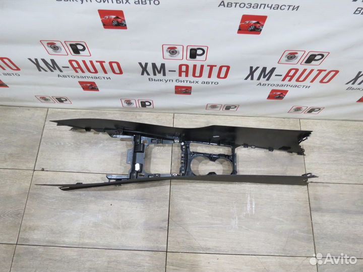 Консоль центральная Audi Q3