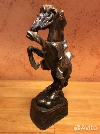 Статуэтка конь