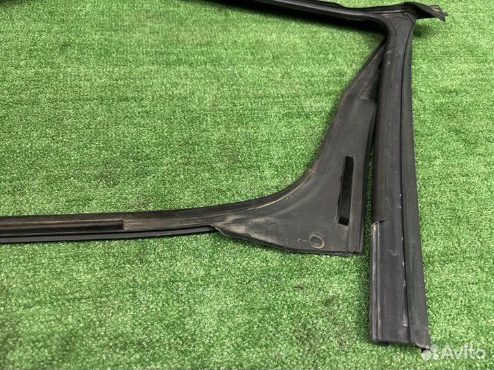 Уплотнитель стекла направляющий передний правый