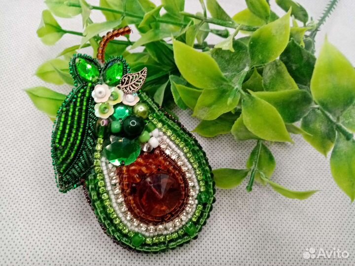 Брошь ручной работы из бисера