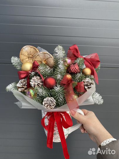 Новоодняя композиция из нобилиса в кружке