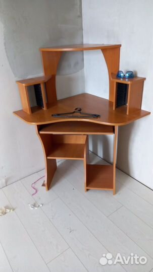 Угловой письменный стол с полками б/у