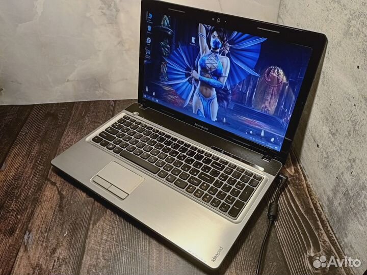 Игровой ноутбук Lenovo i3/4Gb/SSD120Gb/2Видеокарты