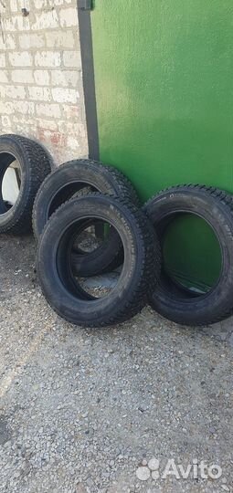 Michelin X-Ice North 4 215/65 R17