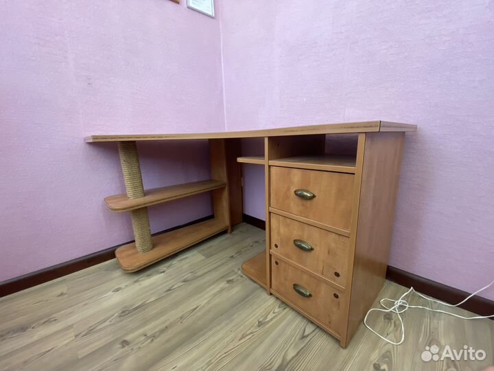 Компьютерный стол угловой с полками