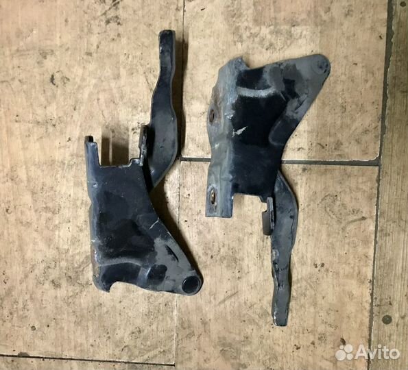 Петля капота правая на Хендай Санта Фе 2009 год