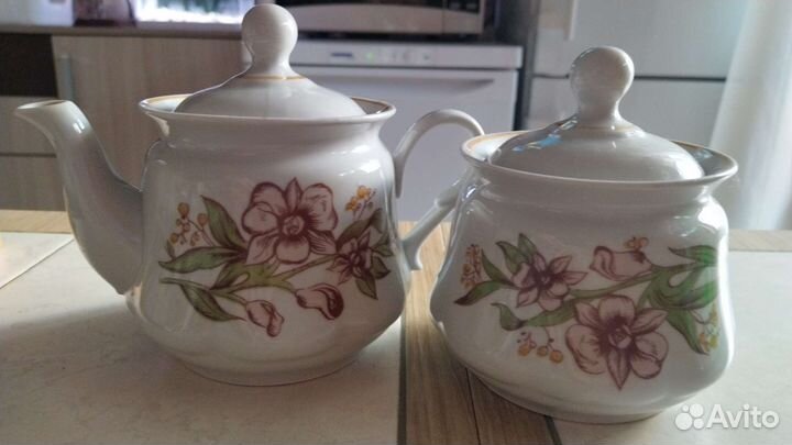 Заварочный чайник и сахарница