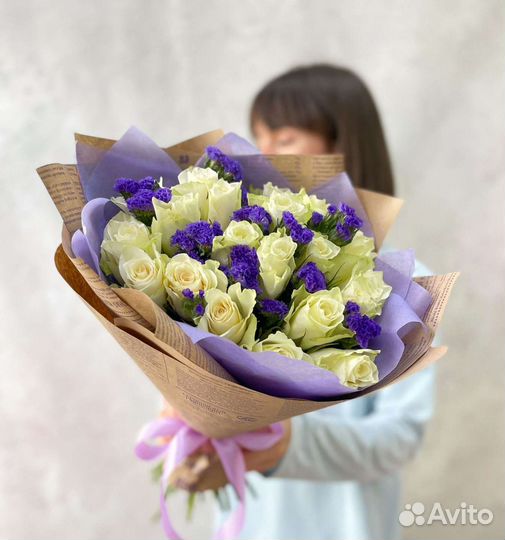 Букет из кенийской розы и статицы в крафте