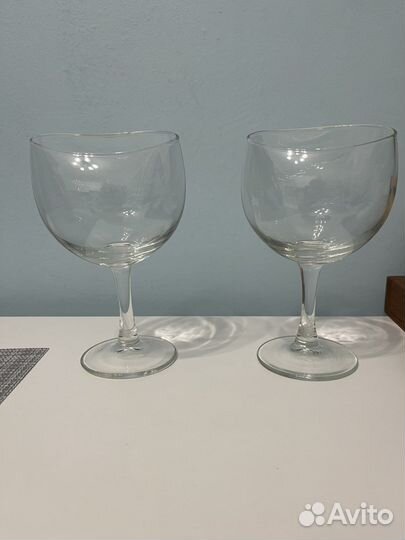 Бокалы для вина на изогнутой ножке