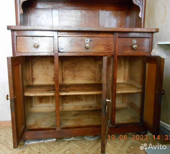 Старинный буфет горка