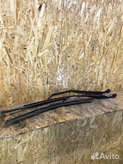 Поводок стеклоочистителя передний LADA Vesta