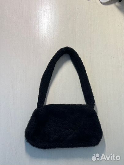 Сумка-багет пушистая