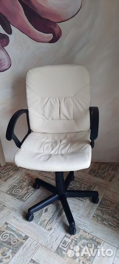 Компьютерное кресло,стул. На колесах,кожа