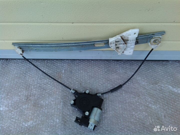 Мазда 3 вк 2006-стеклоподъемник передней прав. две