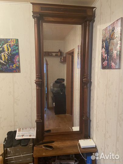 Деревянное зеркало с тумбой