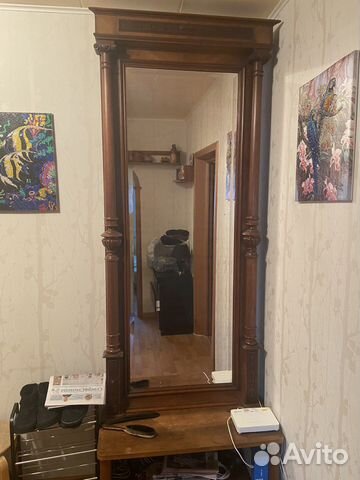 Деревянное зеркало с тумбой