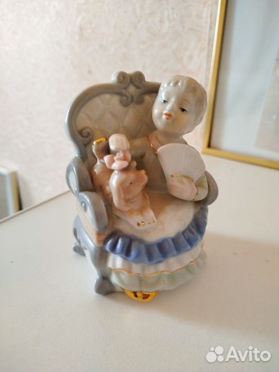 Фарфоровая статуэтка Девочка с собачкой