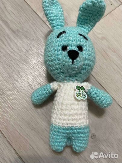 Вязанный кролик игрушка