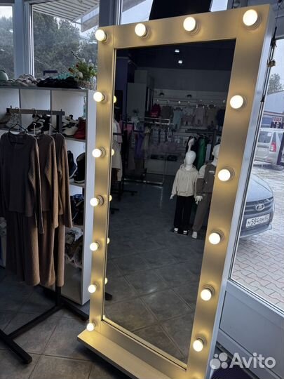 Зеркало с лампочками на колесиках