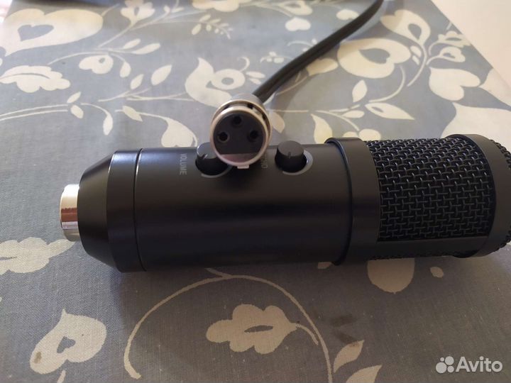 Студийный микрофон