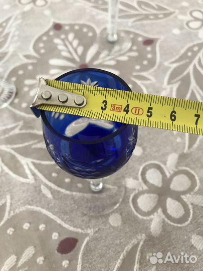 Хрустальные рюмки на ножке