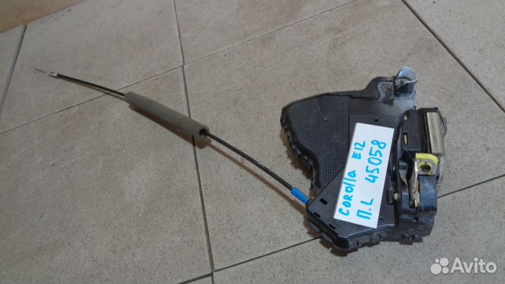 Замок двери передней левой Toyota Corolla (E120)