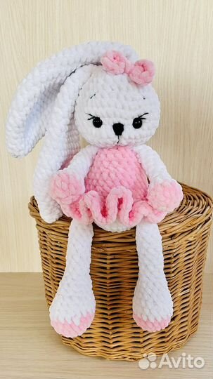 Плюшевый заяц вязаный