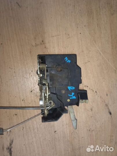 Замок двери передний правый bmw 5 E34 бмв 5 E34