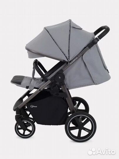 Коляска прогулочная с накидкой на ножки